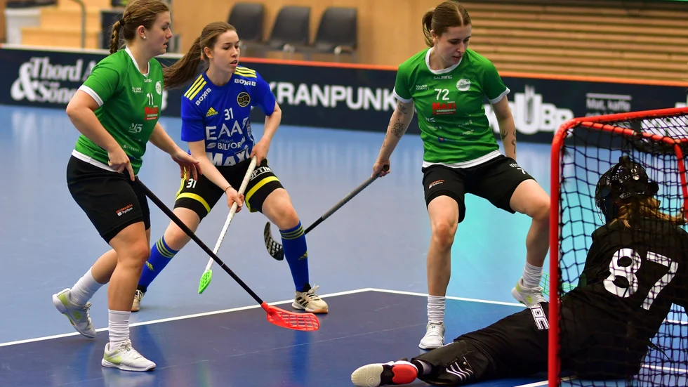 Marina Eriksson jobbar framför Lillåns mål, men det grönklädda Örebrolaget lyckades avvärja ett Hagundamål den här gången också. Eriksson lyckades till slut göra ett mål. 