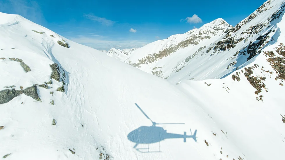 Renskötseln och heliski står i konflikt mot varandra eftersom renskötarna anser att helikopterflygningen stör renarna under kalvningsperioden. Därför beviljade Transportstyrelsen i april flygförbud i flera fjällområden kring Riksgränsen och Abisko.