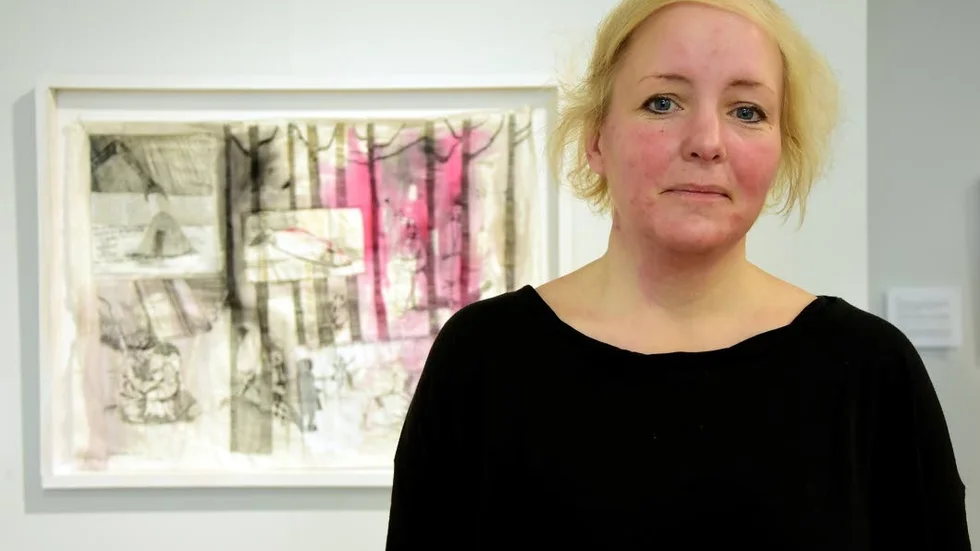 BRODERAR. Linda Lasson har fyra års konstnärlig, textil utbildning. Hon broderar med svart sytråd på olika material. Hennes verk är kraftfulla som Björkvattendalen i bakgrunden.