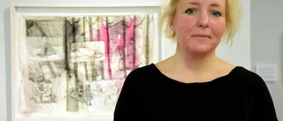 Hon broderar med svart tråd och knivskarp nål