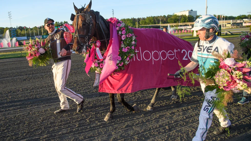 Propulsion med kusken Örjan Kihlström (till höger) och tränaren Daniel Redén efter segern i Elitloppet 2020. Arkivbild.