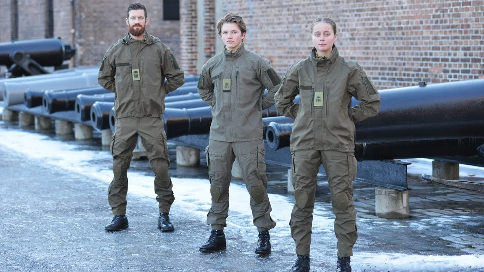 Tre exemplar av den nya nordiska stridsuniformen. Pressbild.