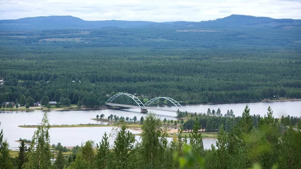 Vy över älvdalen och bron mellan Harads och Bodträskfors.