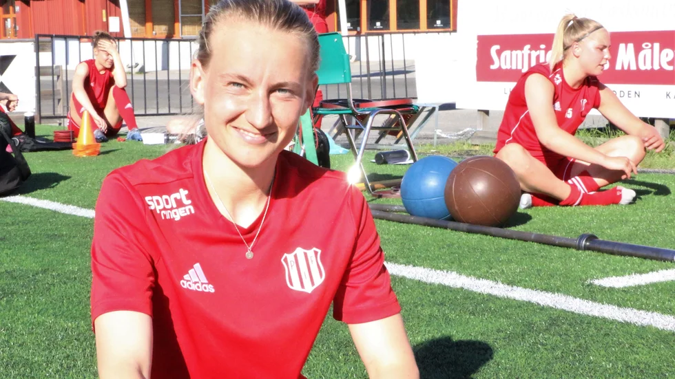 26-åriga Sofia Wännerdahl uppskattar senaste dagarnas sol och värme i Piteå (Arkivbild).