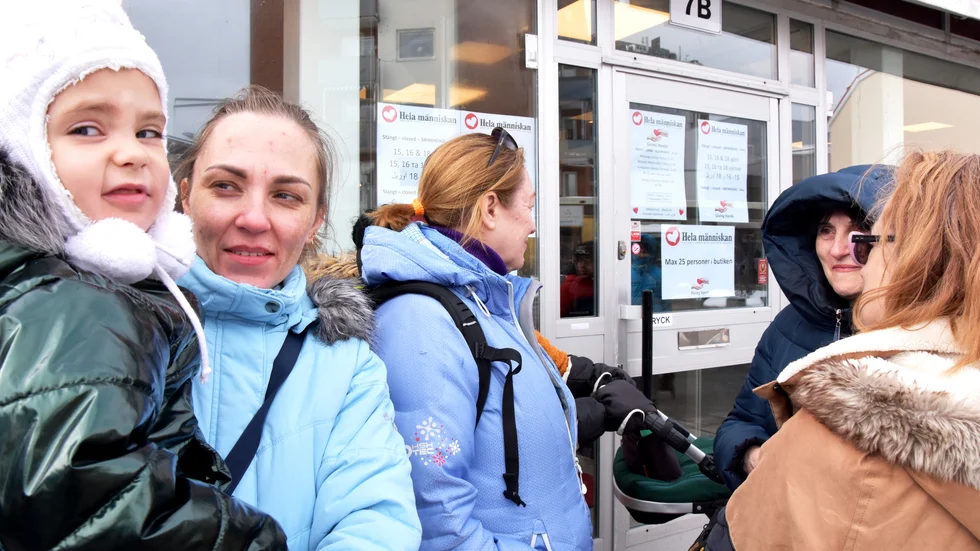 Fyraåriga Milena i mamma Marinas famn saknar pappa Andranik. I bakgrunden syns hennes mormor Alexandra, hennes pappas mor Irina och mormors syster Irina. De fem delar nu liv och kamp, cirka 250 mil från Kiev där de tidigare levde sina liv. "Det är hemskt. Men ni i Sverige är snälla. Vi är tacksamma" säger Marina.