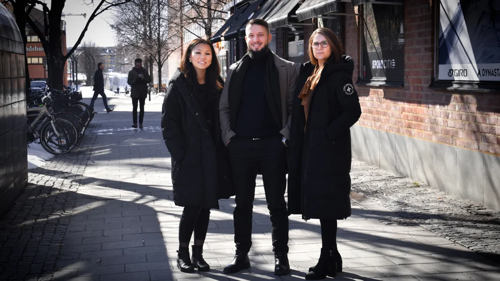 Mäklarna Alexander Simonsson, Agnes Pettersson,  Sofie Jonasson och Stefan Lönnefjord (ej på bild) kom på idén att auktionera ut en friggebod till förmån för barncancerfonden. 