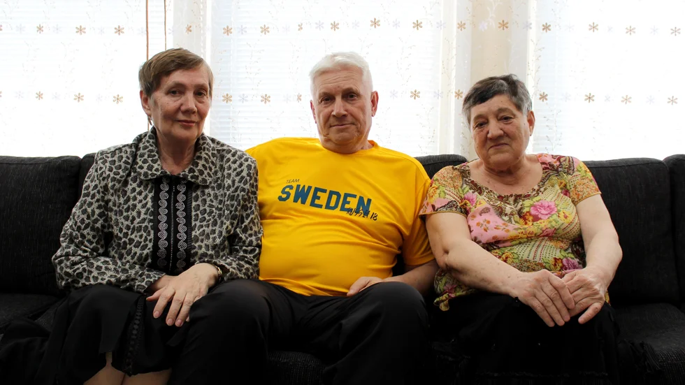 (Från vänster) Viktoria Filimoshyna och hennes make Viktor Filimoshyn som är Sergejs föräldrar. Längst till höger är Natalis mamma Lydmila Smelova. 