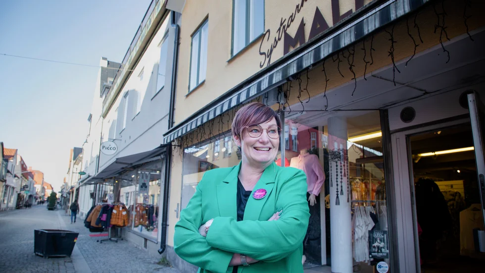 Adelsgatan har tagit sig genom såväl "butiksdöd" som två år med en pandemi. Charlotte Österholm, som driver året runt-butiken Systrarna Malmgrens, tycker sig se ett uppsving för det klassiska shoppingstråket. ”Det har verkligen blomstrat upp kvällstid i och med att det dykt upp fler restauranger”, säger hon.