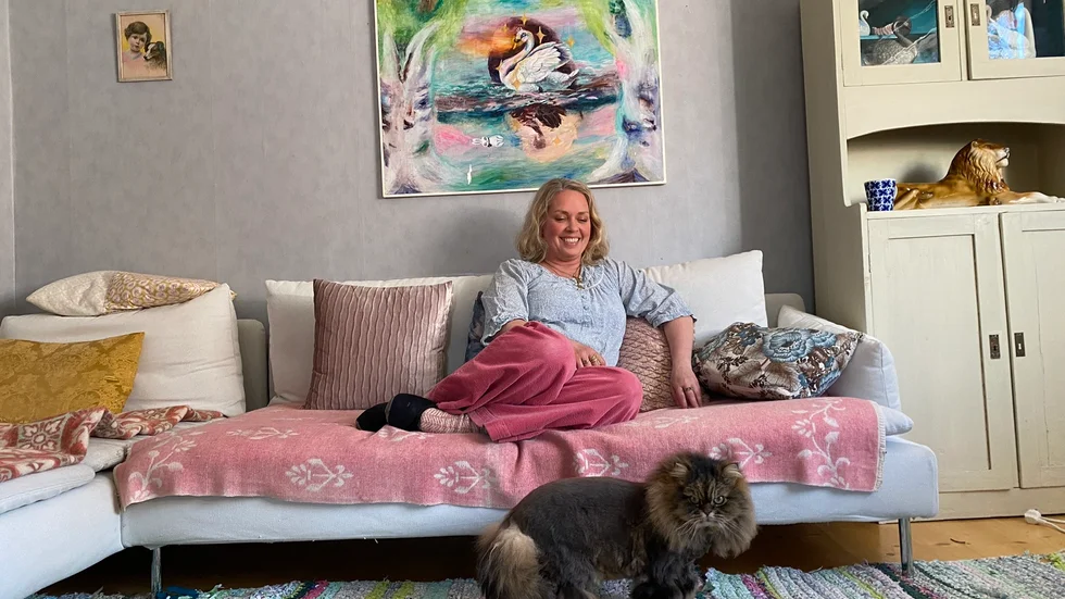 Att förvandla mörker till ljus är en sorts magi, berättar 50-åriga Hanna Tingsgård. På bilden syns även katten Simson.