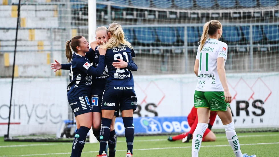 Amalie Vangsgaard, i mitten, och Alva Selerud, till höger om Vangsgaard, samarbetade vid både 1–0 och 2–0 hemma mot Hammarby.