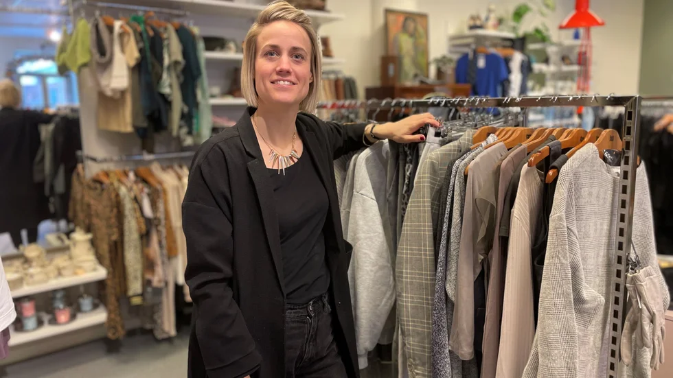 Evelyn Lindgren, butiksansvarig på second handbutiken Samlat, är en av arrangörerna till den klädbytardag som hålls i Luleå 23 april.