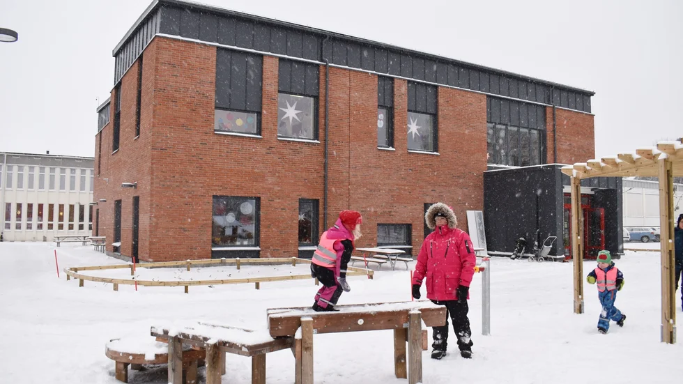 "Inflyttande eller de som ska återgå i arbete efter föräldraledighet i Burträskbygden blir till exempel nekade plats i områdets förskolor."