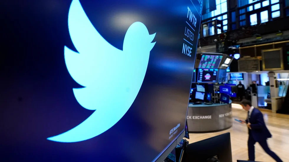 LEKSAK. Intill nästan varje nyhetsartikel syns Twitters symbol – det har blivit en viktig del av vår digitala politiska infrastruktur.