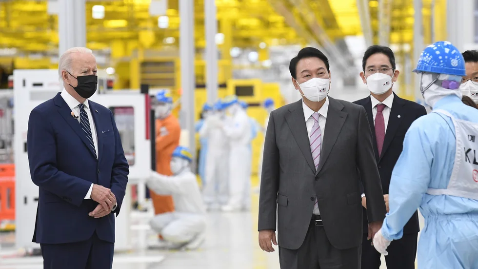 USA:s Joe Biden med Sydkoreas Yoon Suk-You och Samsungs vice ordförande Lee Jae-Yong besökte Samsungfabrik i Pyeongtaek, South Korea.