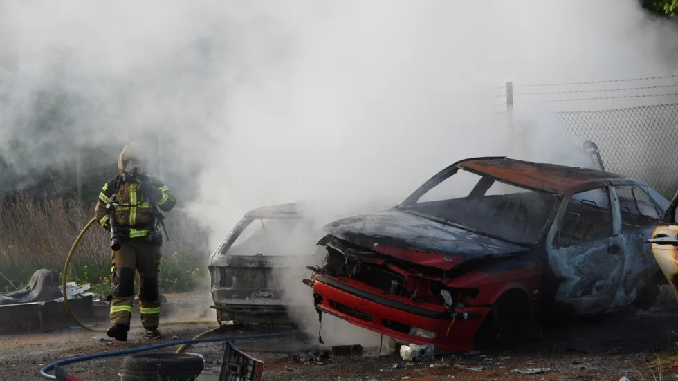 Tre skrotbilar stod i lågor på Bråvalla industriområde på söndagsmorgonen.