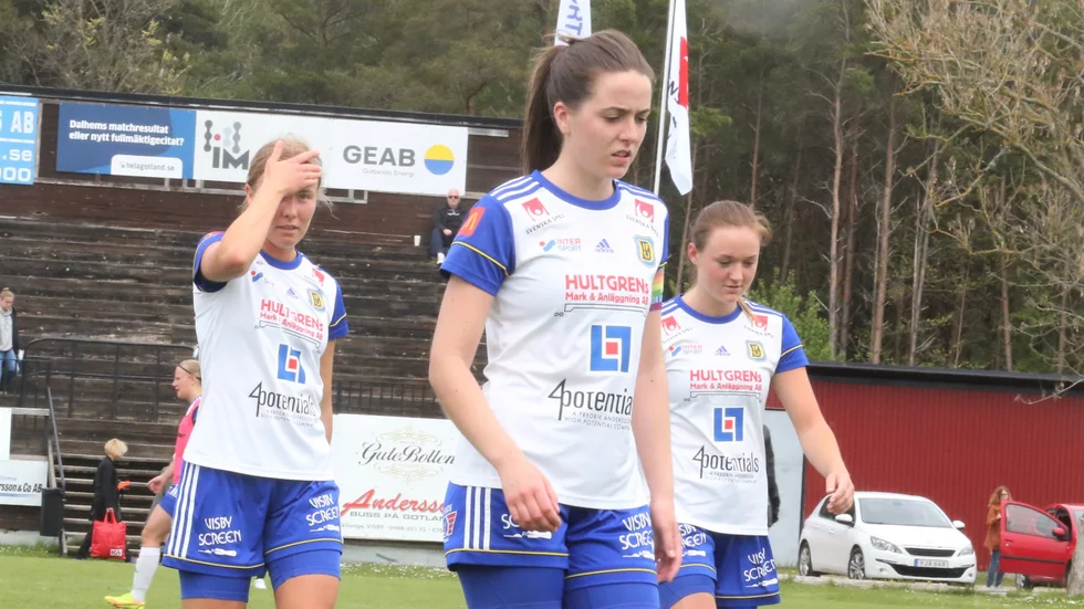 Deppigt i Dalhem. Här kaptenen Hilda Nygren (i mitten) och målskytten Johanna Lilja (till höger).