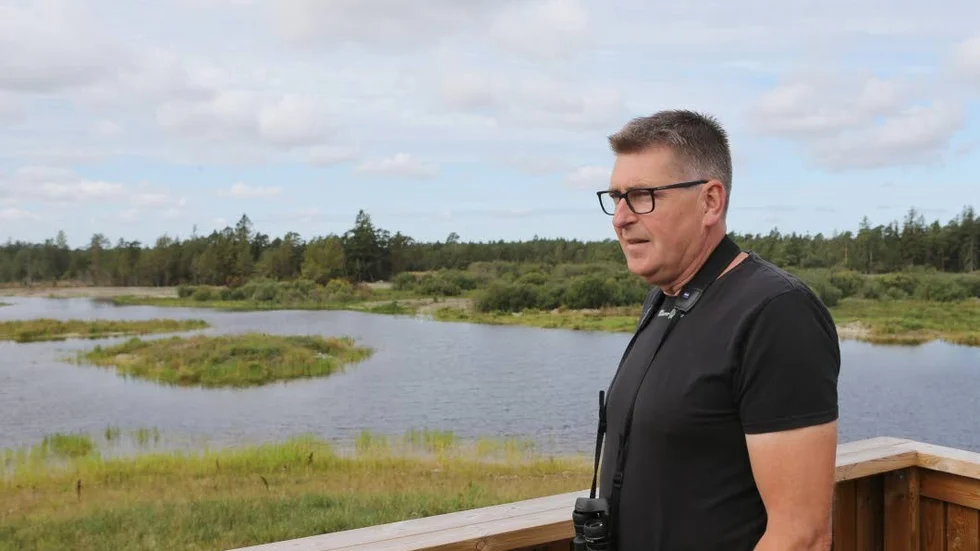 Efter drygt tre års arbete kan Stefan Hellström njuta av den nyskapade våtmarken vid Boters myr i Anga på östra Gotland.