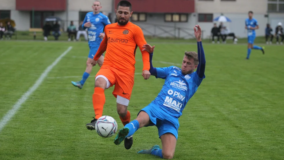 LSW-backen Felix Orest bryter framför Hemgårdarnas Damir Zenkovic. Det var ett regnigt tidigt toppmöte i västra fyran på Norra IP. Det blev 1-1 efter LSW-kvittering på stopptid.