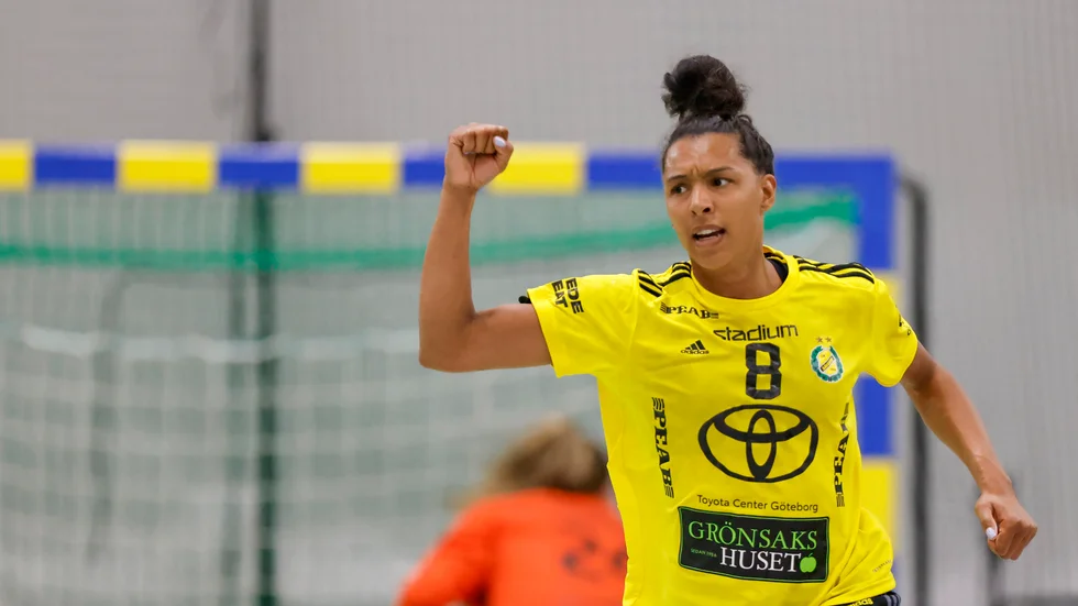 Sävehofs Jamina Roberts jublar efter att ha gjort mål under fredagens handbollsmatch i damernas SM-slutspel, final 2 i bäst av 5, mellan Skuru och Sävehof i Eriksdalshallen.