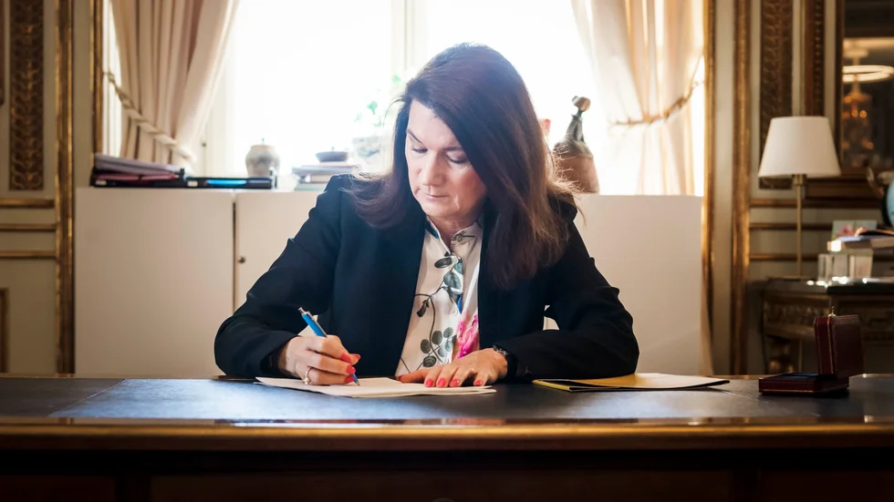 Stockholm 17 maj. Utrikesminister Ann Linde (S) skriver under Sveriges ansökan om medlemskap i försvarsalliansen Nato.