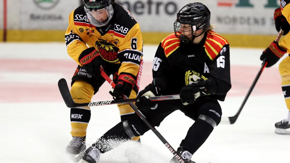 Lara Stalder, till höger, i duell med Jenni Hiirikoski i den avgörande finalmatchen mellan Brynäs och Luleå. Arkivbild.