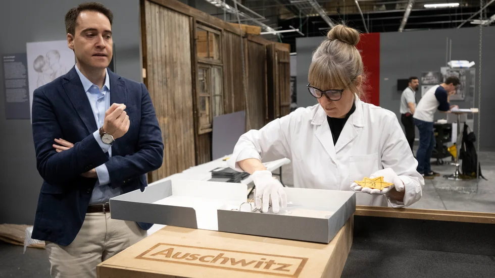 Vandringsutställningen "Auschwitz. Not long ago. Not far away" öppnar den 26 maj i Malmömässan, där Luis Ferreiro är chef för utställningen och Ana Galán är föremålsansvarig. "Det här är en hyllning till offren för Förintelsen, säger Luis Ferreiro"