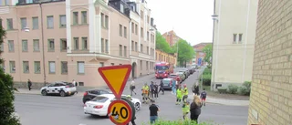 Bil fick flyttas efter krock för att inte hindra spårvagnstrafiken