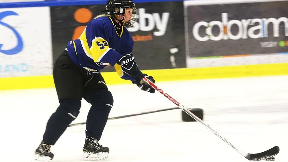 Madicken Guteäng började lira hockey i tonåren, och hon älskar det. Under vecka 31 har hon och hennes lagkamrater deltagit i Visbys hockeyskola.