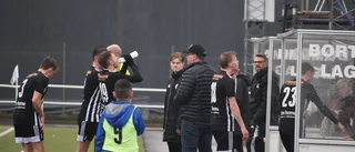 Matchen avbröts – mitt i den första halvleken • Motståndarlaget vägrade att spela vidare • Domaren: "Ord står mot ord"
