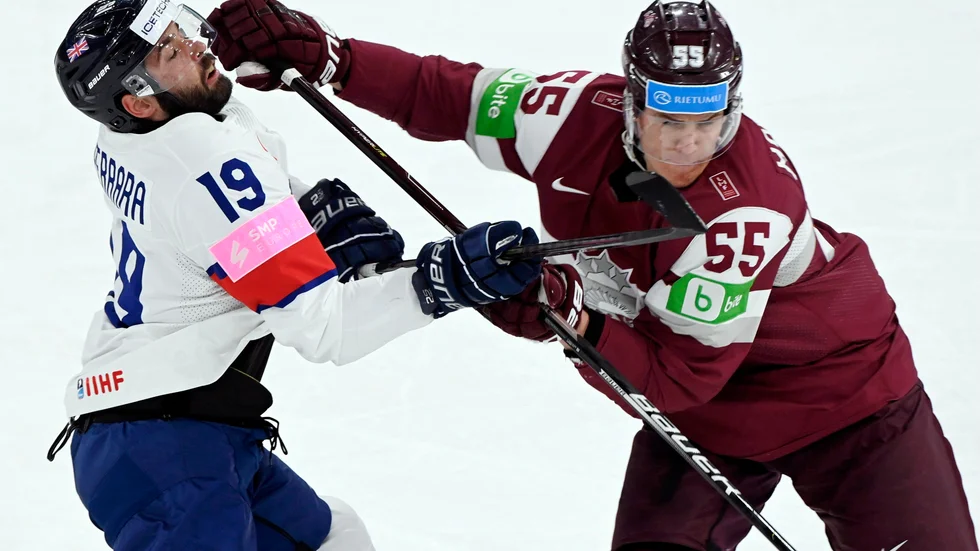 Storbritanniens Luke Ferrara, till vänster, ryggar för Lettlands Robert Mamcics i VM-mötet där letterna vände och vann.