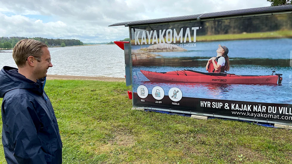 Peter Thörngren berättar att intresset har varit stort för att hyra kajak och sup i Bredsand i sommar.