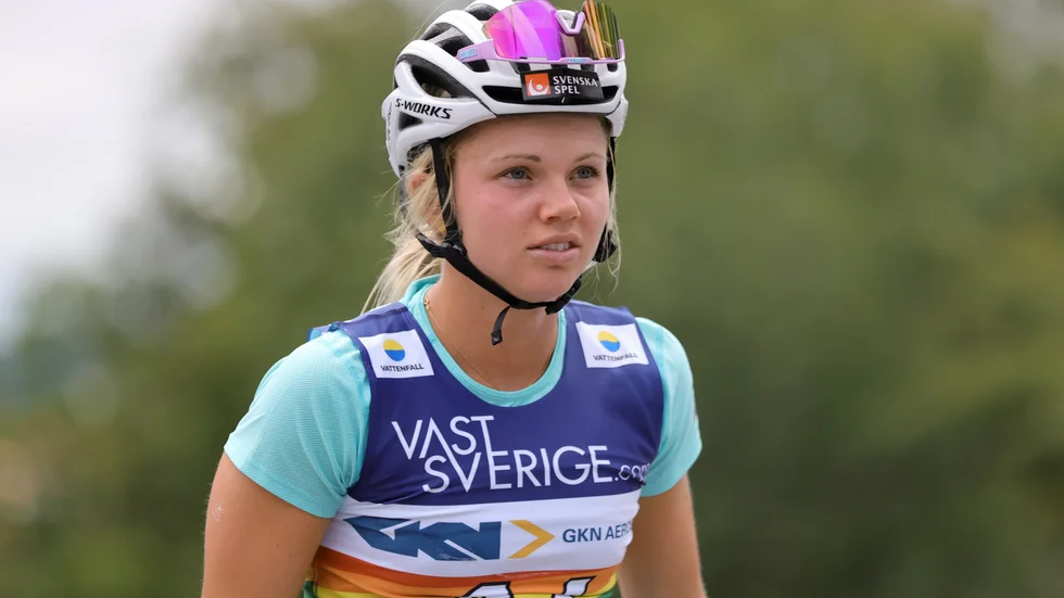 Emma Ribom blev tvåa i premiären av Smart Energy Cup på rullskidor.