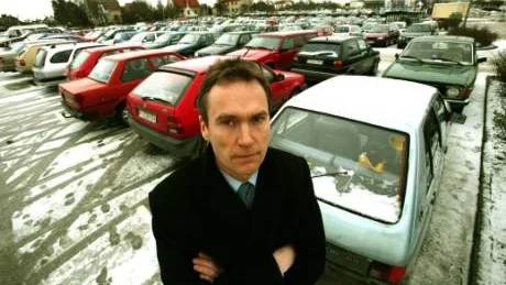 Lars Thomsson (c) vill lägga en stor arenahall och en ännu större asfalterad parkeringsplats på Hällarna. Det vill inte Björn Jansson (s), som vill utveckla Hällarna varsamt istället.