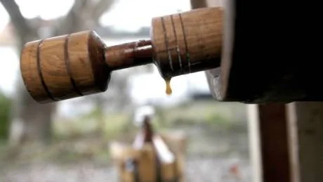Varje droppe av dricke som rinner ur kaggens hanicke är värdefull och en mycket njutbar måltidsdryck.                                                                                        Foto: Tommy Söderlund