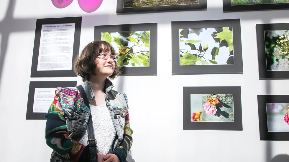 Isabell Karlström föredrar att fotografera blommor. Hon är nöjd med sina fotografier på utställningen.