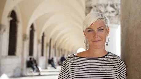 Blivande italienare. Gotländskan Helga Jonsson stänger Fotogalleriet och flyttar till Italien. Foto: Paula Zielinski