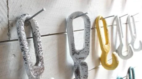 Gamla järnkrokar som målats, en designdetalj som både är snygg och praktisk.