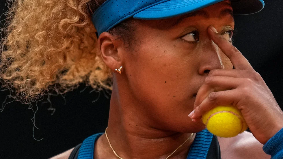 Tidigare världsettan Naomi Osaka åkte ut i första omgången i Franska mästerskapen.