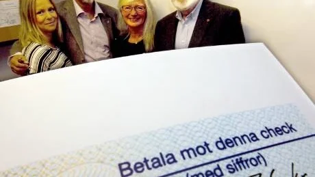 ROMATEATERNS INSAMLING. Maria Lindström och Thomas Segerström överlämnade i går traditionsenligt en check med insamlingsresultatet till Kerstin Blomberg och Peter Hertelius på Rädda barnen.