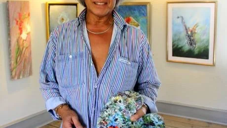 Anthony Strüwer med sin vallmoprydda gotlandspalett på Ridelius galleri.                      Foto: Bengt Valentinsson