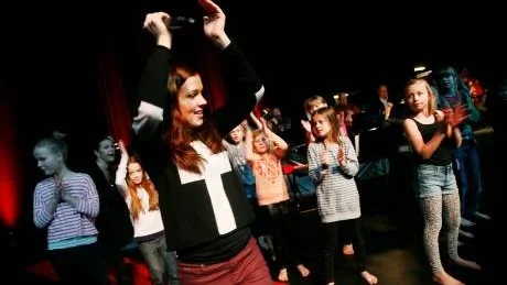 Moves. Amy Diamond visade hur det skulle gå till.