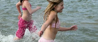 Trotsade kylan och hoppade i havet
