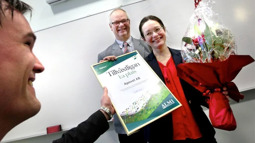 Prisutdelning. Gustaf Hoffstedt delade ut priset till Gabriella Sander och Anders Larsson som sitter i styrelsen.
