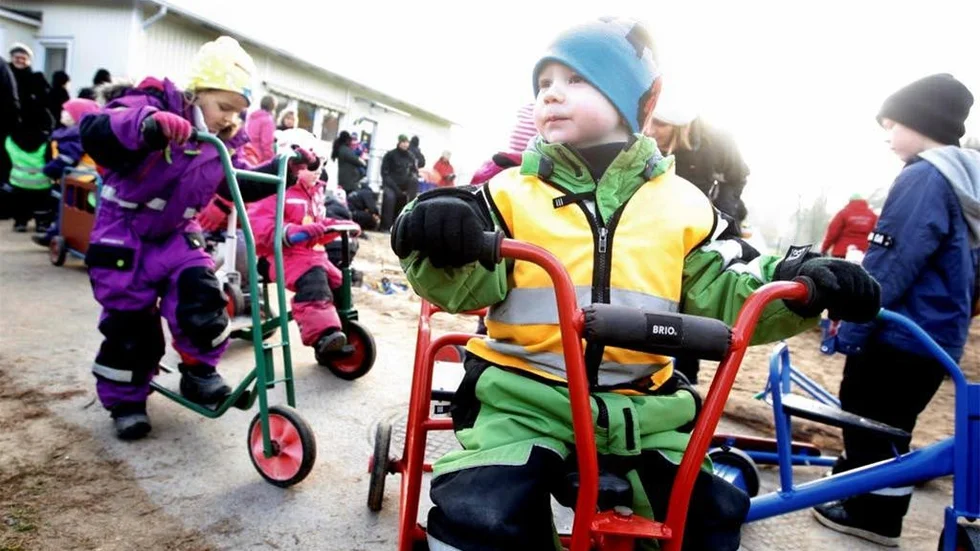 Väskindeförskola inviger nya paviljongen. Noa Söderberg var en av många som var förtjust i de nya cyklarna förskolan fick dagen till ära.