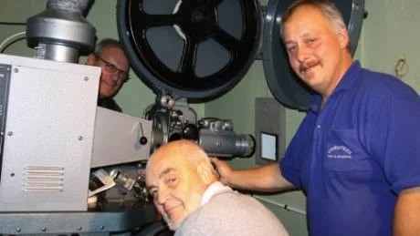 <7GT_Bildrubrik>HOTADE. </7GT_Bildrubrik>Den analoga 35 mm-filmen håller på att slås ut av de digitala systemen och öns bygdebiografer är starkt hotade menar Erik Hoffstedt i mitten, här tillsammans med Christer Norrby i När och Pelle Söderlund i Garda inför Bygdebios 60-årsfirande i oktober 2009.foto: bengt valentinsson/arkiv