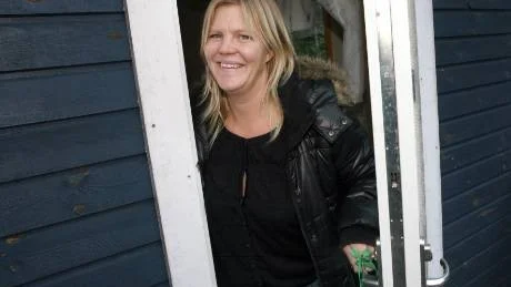 Välkommen. Lotta Bogren vid Putttersjaus är engagerad i projektet som erbjuder barnfamiljer från fastlandet att testa boende på ön.