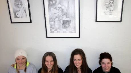 Fyra av de avgående bildesteterna på Elfrida Andrée som ställer ut på galleri Ridelius och samlats under bilderna av fjolårets Rideliusstipendiet Dorothea Barre, Moa Söderlund, Sara Engström, Ellen Åkerblom och Elin Wallin.