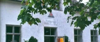Heijne snickrar verser om mejeriet i Alskog