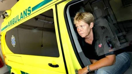 Kritiken mot ambulansen och SOS alarm har varit hård. Många efterfrågar en larmcentral på Gotland, men orsaken till de upprepade problemen ligger djupare än så. Cecilia Gustafsson och ambulanspersonalen upplever att det är oerhört frustrerande om de inte hittar rätt hus med en gång.