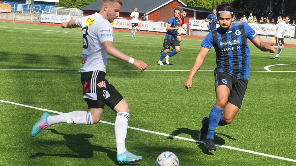 Motala AIF:s Lukas Eek rundar sin försvarare och lägger in bollen i matchen mot Täby på Idrottsparken. Täby backade hem med ett handbollsförsvar, vilket måste betyda att lagen har respekt för Maif i årets norrettan. Det känns som cred.